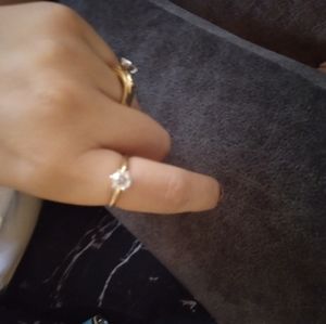 1 carat natural Diamond engagement ring. Tiffany prongs. 14k gold band.Brilliant